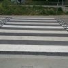 Постаљање пешачких прелаза на асфалтној платформи у улици Тихомира Ђорђевића
